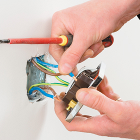 Установка розеток от Домашних мастеров